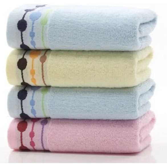 Set aus 12 weichen, farbigen Baumwollhandtüchern für das Gästebad, 75 x 35 cm